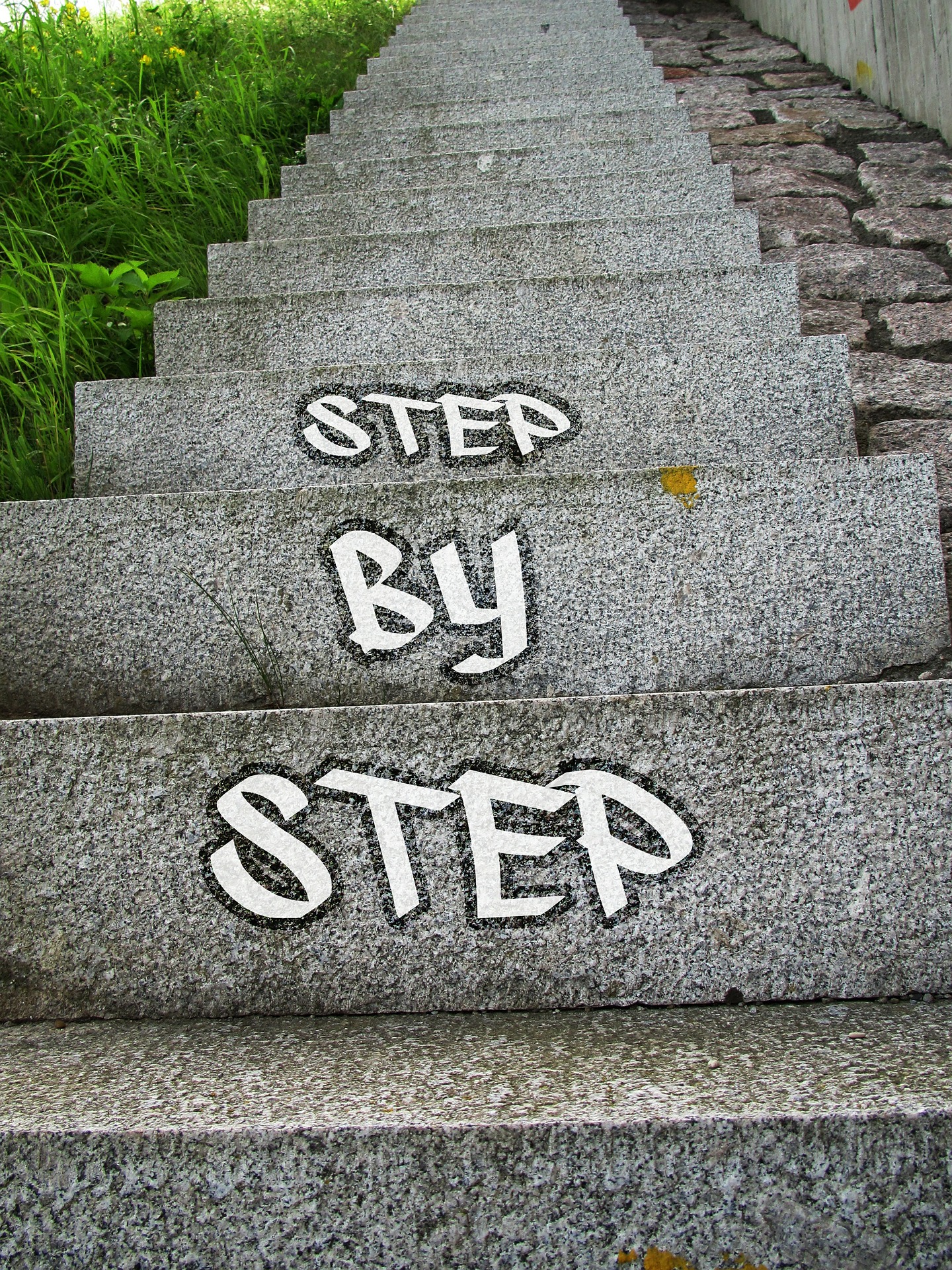 Symbolbild "Step by Step" Stufen aufwärts